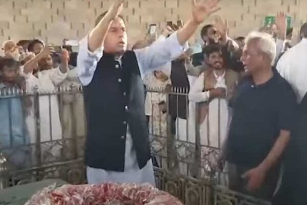 کیپٹن (ر) صفدر نے مزار قائد پر ’ووٹ کو عزت دو‘ کے نعرے لگوا دیے