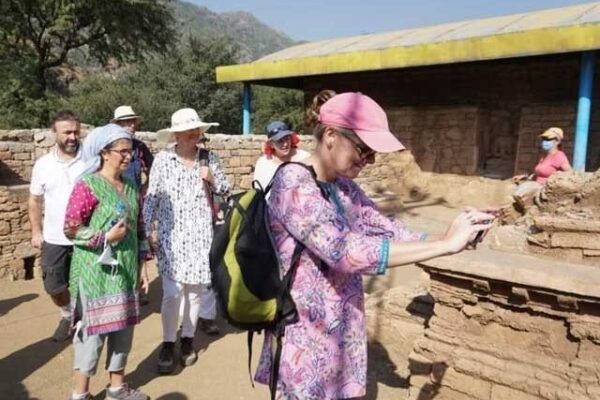 کورونا وبا میں کمی کے بعد کے پی میں غیر ملکی سیاحوں کی آمد شروع