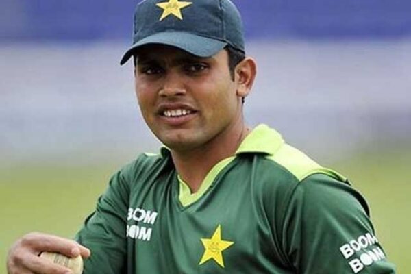 کامران اکمل 100 اسٹمپڈ کرنے والے دنیا کے پہلے وکٹ کیپر بن گئے