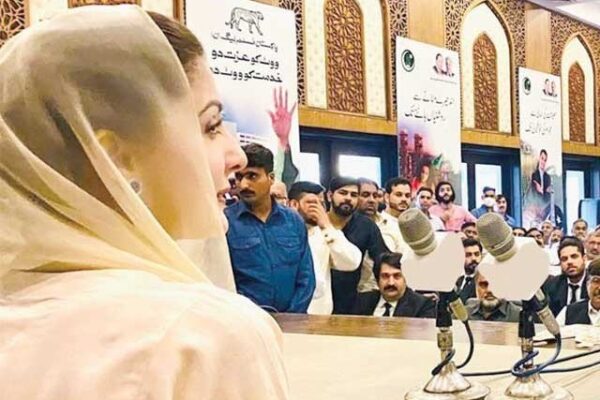 گوجرانوالہ جلسہ، کارکنوں پر لاٹھی چارج اور بینر اتار دیے گئے