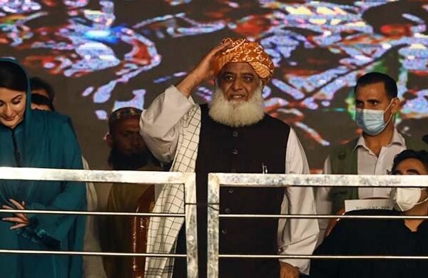 سلیکٹرز نے جمہوریت کو چوراہے پر ذبح کیا ہے: مولانا فضل الرحمان