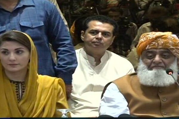 کیپٹن صفدر کی گرفتاری ہماری حرمت پر حملہ ہے: سربراہ پی ڈی ایم