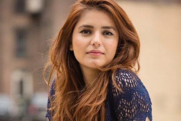 ’الف‘ کو ایک سال مکمل ہونے پر مومنہ مستحسن کا گنگنا کر خوشی کا اظہار