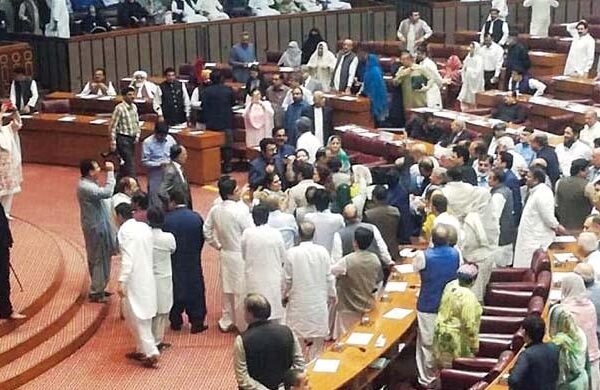 قومی اسمبلی میں شدید ہنگامہ، ڈپٹی اسپیکر نے پی پی رکن کو ایوان سے نکال دیا