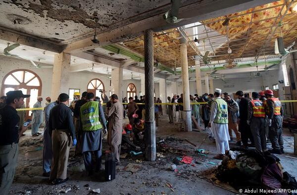 پشاور میں مدرسے کے اندر دھماکے سے بچوں سمیت 8 افراد شہید، 110 زخمی