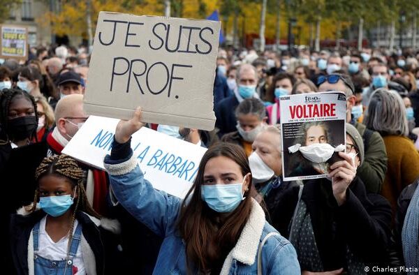 استاد کا سر قلم کیے جانے کا واقعہ، فرانس میں مسجد بند