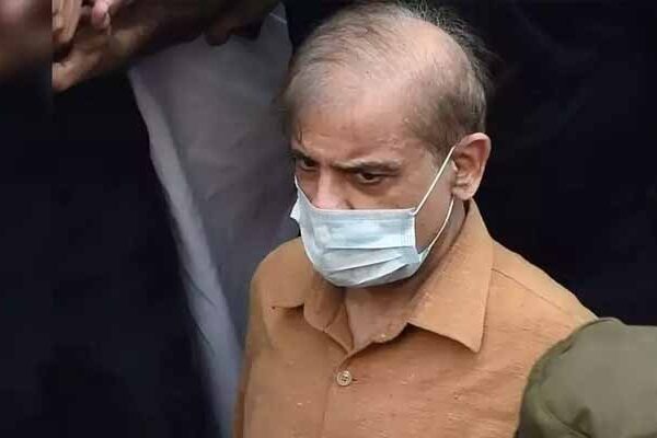 نیب والے پہلے مجھےکھانا میز پر دیتے تھے اب زمین پر دیتے ہیں: شہباز شریف