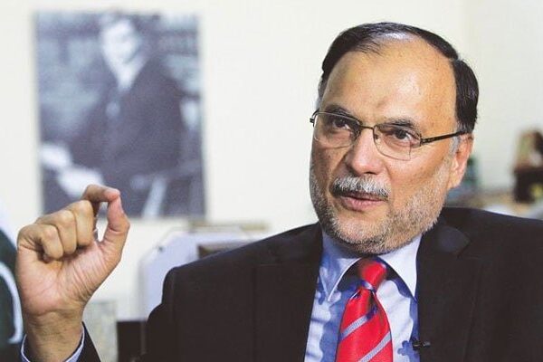 حکومت رہی تو ملک کیلیے خطرات مزید سنگین ہو جائیں گے: احسن اقبال