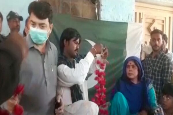 2 سال سے بھارت میں پھنسی پاکستانی خاتون بچوں کے ہمراہ حیدرآباد پہنچ گئیں