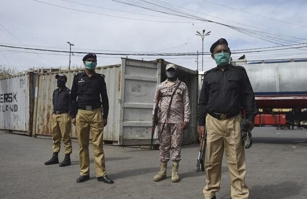 کورونا کیسز میں اضافہ: مزارات اور سینما گھر فوری بند کرنے کا فیصلہ