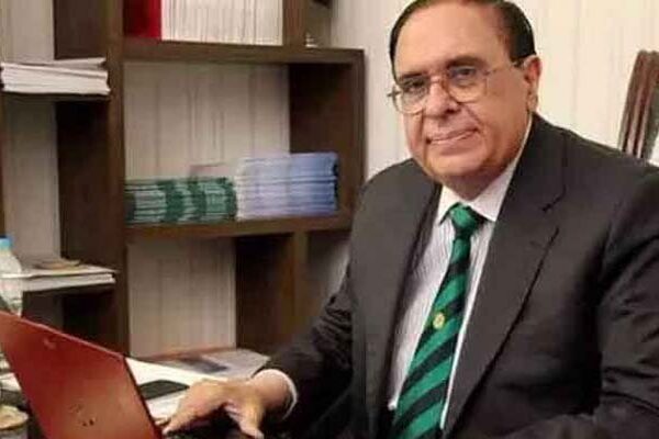کورونا کی ویکسین سے متعلق خوشیاں منانا قبل از وقت ہے: ڈاکٹر عطاء الرحمان