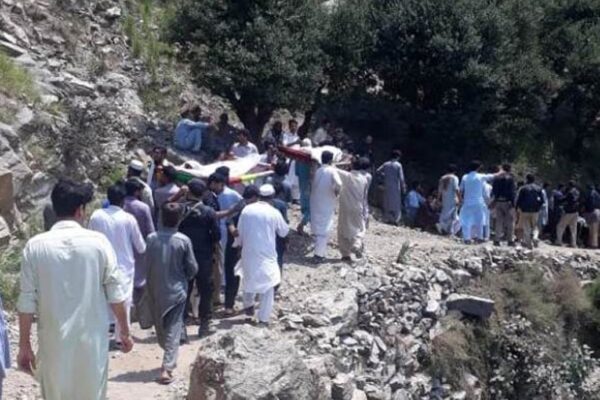 خیبرپختونخوا: نامعلوم افراد کی کار پر فائرنگ سے پورا خاندان اجڑ گیا