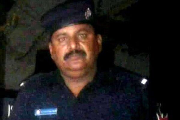 ملزمان کو پکڑنے کیلئے بیٹی کی جان اور عزت خطرے میں ڈالنے والا فرض شناس اہلکار