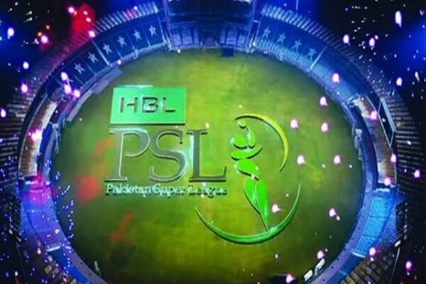 خالی میدان میں جوش سے بھرے کرکٹرز سماں باندھنے کو تیار