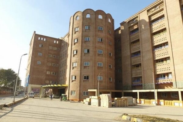 پشاور: خیبر ٹیچنگ اسپتال کے 4 ڈاکٹرز سمیت 6 اہلکار کورونا میں مبتلا
