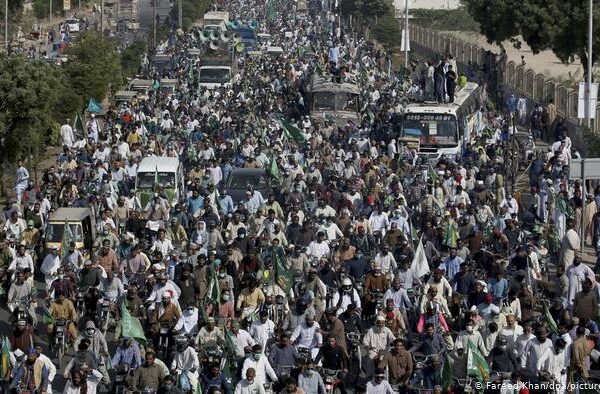 کراچی میں تحریکِ لبیک کا فرانس کے خلاف بڑا مظاہرہ