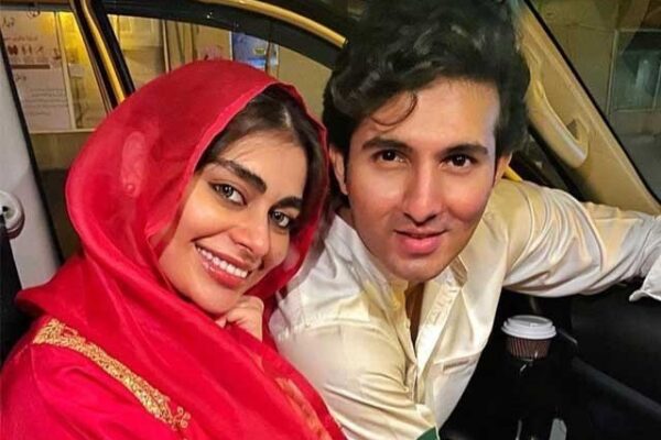 ماڈل صدف کنول کو سوشل میڈیا صارفین نے ایک بار پھر آڑے ہاتھوں لے لیا