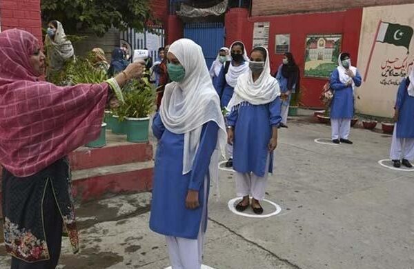 کورونا: ملک بھر میں تعلیمی ادارے کھلے رکھنے کا فیصلہ