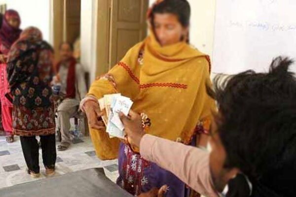 احساس کفالت مراکز میں مستحق خواتین کی رقم میں غیرقانونی کٹوتی کا انکشاف