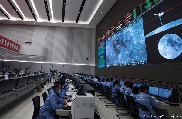 چینی خلائی جہاز چاند سے پتھروں کے نمونے لے کر زمین پر واپسی کی تیاری میں