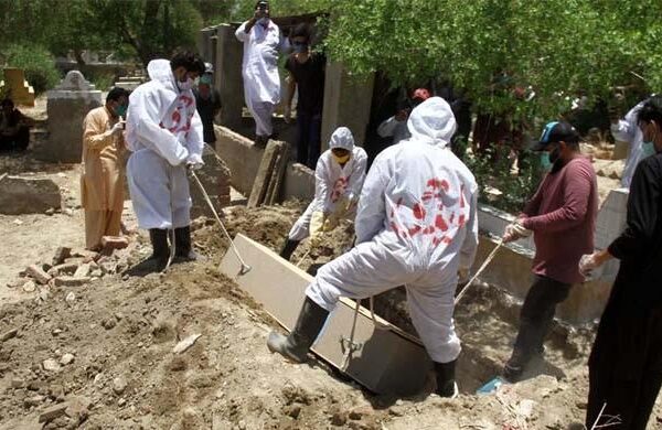 پاکستان: کورونا کیسز کی تعداد 4 لاکھ سے تجاوز، ساڑھے چار ماہ بعد ریکارڈ اموات