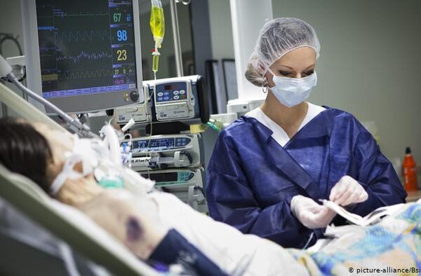 وبا کے خلاف ہزاروں غیر ملکیوں کی خدمات، انعام فرانس کی شہریت