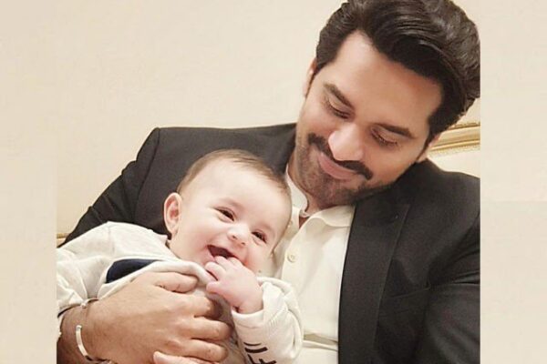 حمزہ عباسی کے بیٹے کو گود میں لے کر ہمایوں سعید خوشی سے سرشار