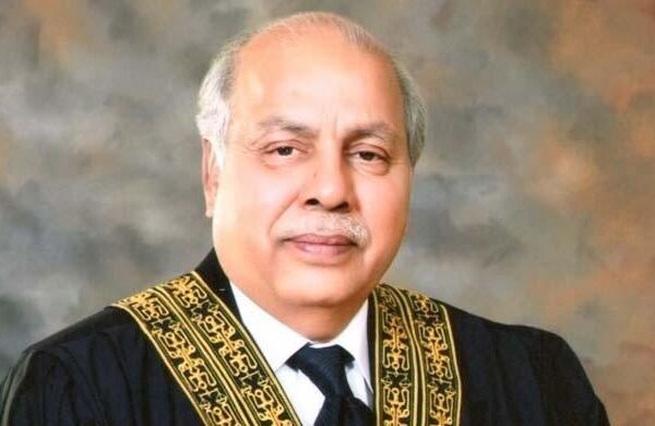 سندھ میں انسانوں کا جینا مشکل ہے تو درخت کیسے رہیں گے: چیف جسٹس