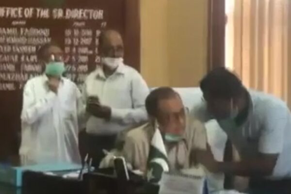 کراچی: افسران کو گلے لگانے پر کورونا سے متاثرہ کے ایم سی افسر کیخلاف مقدمہ درج