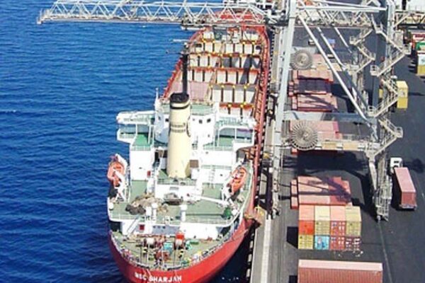 کراچی کی بندرگاہ پر امریکی سویابین کی آف لوڈنگ جاری
