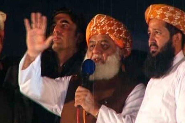 ہم نے کہا تھا ہر قیمت جلسہ کریں گے، بتاؤ تمہاری بات چلی یاہماری؟ فضل الرحمان