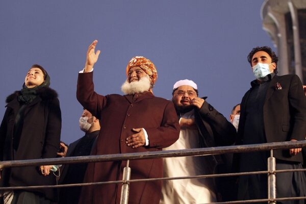 کوئی آر ہوا نہ پار