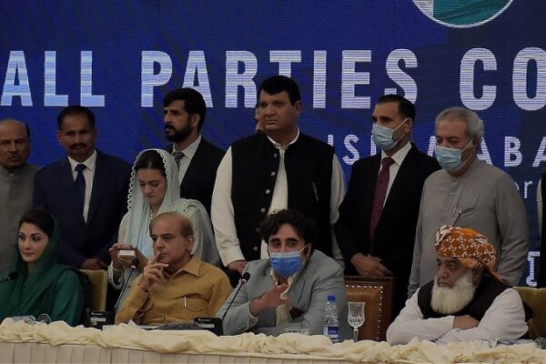 کیا کوئی اپنے ملک کی فوج اور عدلیہ پر حملے کر سکتا ہے؟