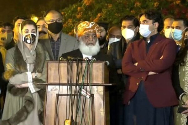 پی ڈی ایم کی گولہ باری