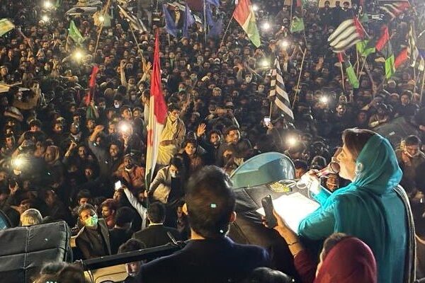 رکاوٹیں، پکڑ دھکڑ، مقدمات کے باوجود پی ڈی ایم ملتان میں جلسہ کرنے میں کامیاب