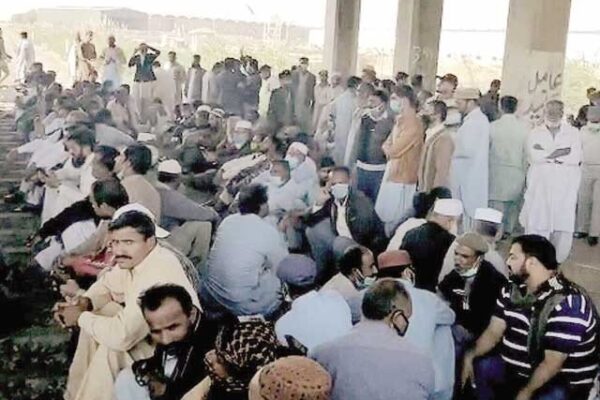 اسٹیل ملز کے برطرف ملازمین کا ریلوے لائن پر دھرنا، نظام درہم برہم