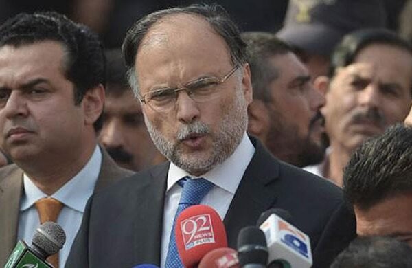 لاکھوں کا مجمع استعفیٰ لینے آئے گا تو حکمرانوں کو راہ فرار نہیں ملے گا: احسن اقبال