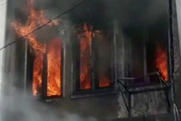 کراچی: کیمیکل فیکٹری میں لگی آگ تیسرے درجے کی قرار، کئی لوگ اندر موجود