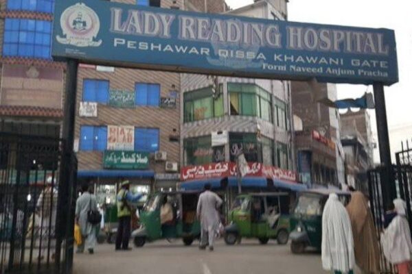 لیڈی ریڈنگ اسپتال پشاور کے ایک ڈاکٹر سمیت مزید 3 ملازمین کورونا کا شکار