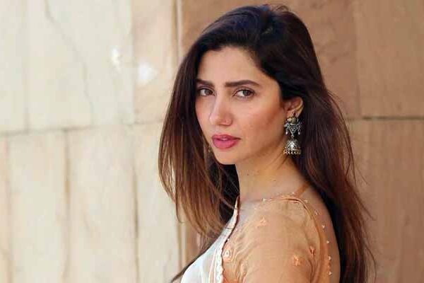 ماہرہ خان کے مداح ناراض، اداکارہ کو بھارت جانے کا مشورہ دیدیا