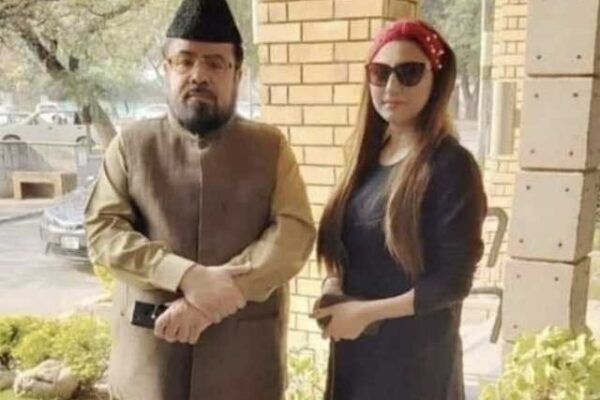 حریم شاہ نے بے ہودہ گفتگو کرنے پر مفتی قوی کو تھپڑ جڑ دیا