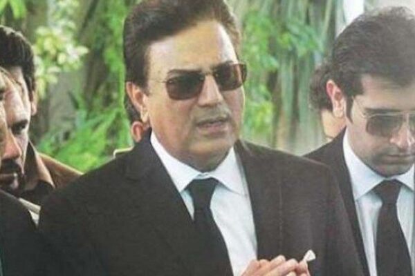 حکومت نے نعیم بخاری کو چیئرمین پی ٹی وی بورڈ کے عہدے سے ہٹا دیا