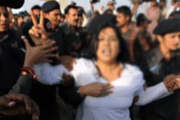کراچی: عدالت میں بھکارنوں کی پیشی کے دوران پولیس کانسٹیبل اور خاتون وکیل میں جھگڑا