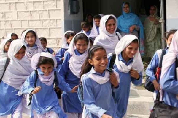 وفاقی حکومت کا تعلیمی ادارے تین مرحلوں میں کھولنے کا فیصلہ