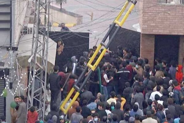 آن لائن امتحانات کیلیے طلبہ کا نجی یونیورسٹی پر دھاوا