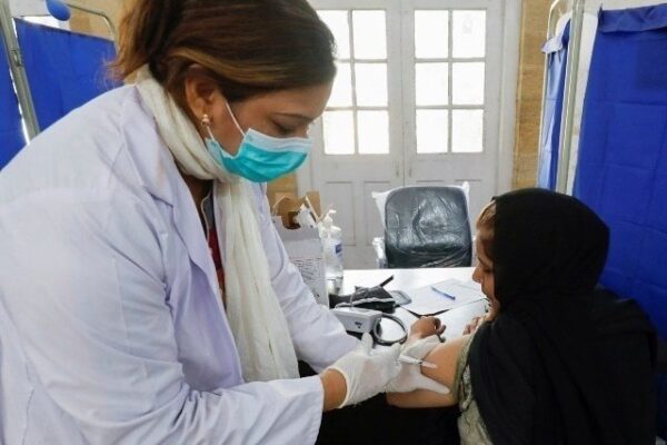 خیبرپختونخوا کے ہیلتھ ورکرز کی کورونا ویکسی نیشن میں تیزی