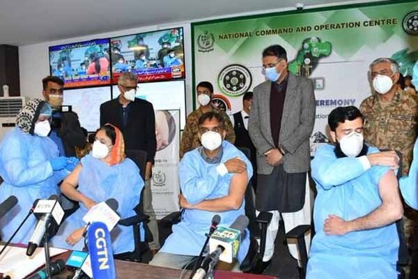 ملک بھر میں ہیلتھ ورکرز کو کورونا ویکسین لگانے کا آغاز کر دیا گیا