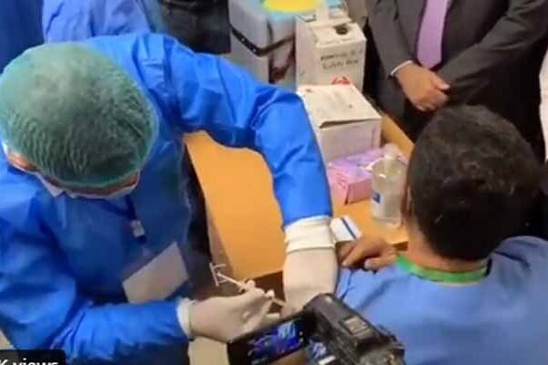 کورونا: کراچی سمیت سندھ بھر میں پہلے روز 979 ہیلتھ ورکرز کو ویکسین دی گئی