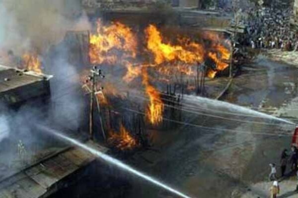 لاہور: اچھرہ بازار میں آگ لگنے سے 10 دکانیں جل کر تباہ