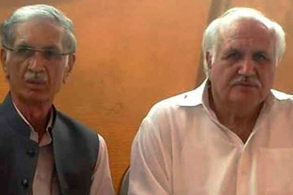نوشہرہ میں ن لیگ کی حمایت کا الزام، پرویز خٹک کے بھائی وزارت سے فارغ